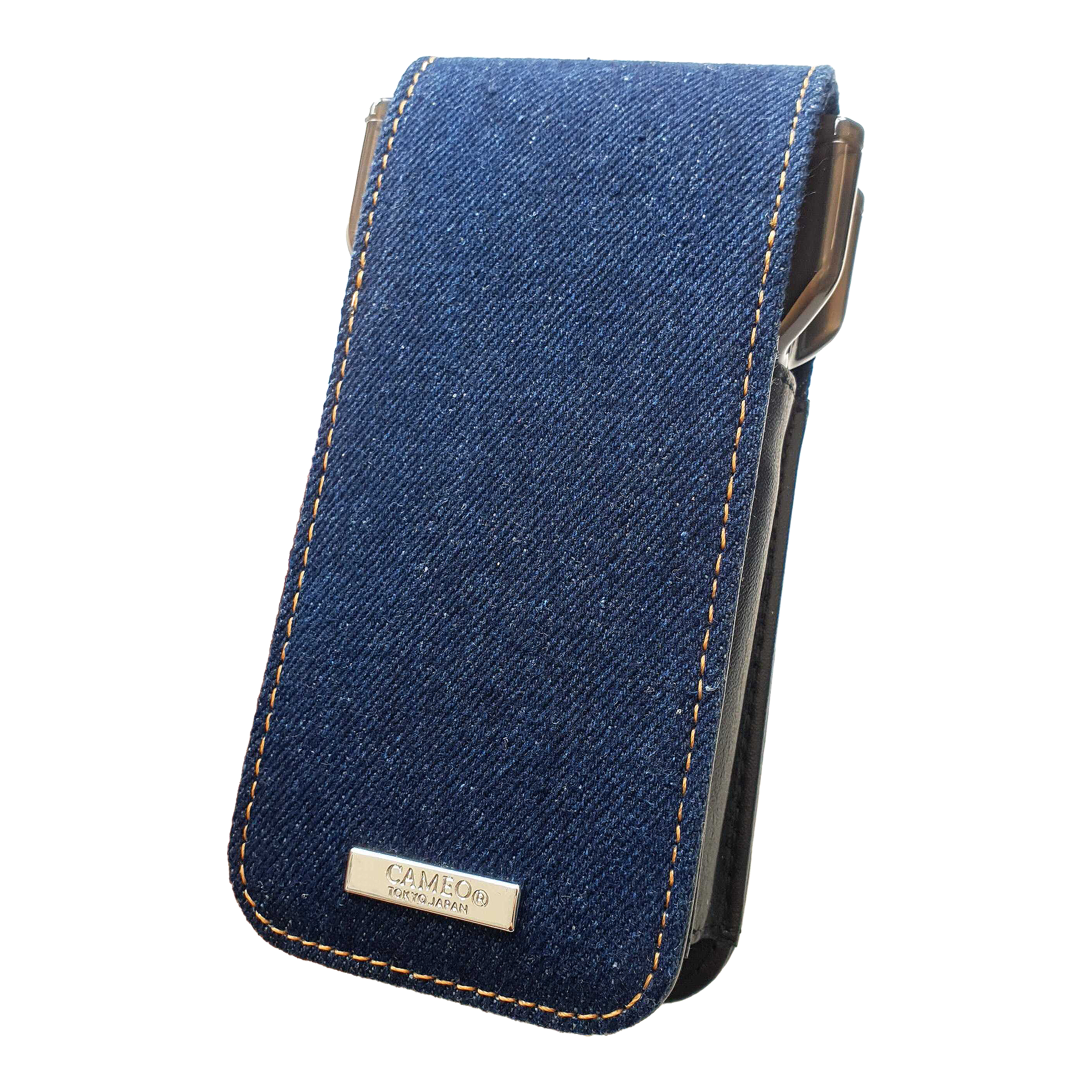 Astuccio per freccette Cameo Acento Denim Dies ist ein Dartcase aus indigofarbenem Denim-Stoff. Auf der Vorderseite befindet sich ein Metall-Label mit der Aufschrift "CAMEO TOKYO JAPAN".