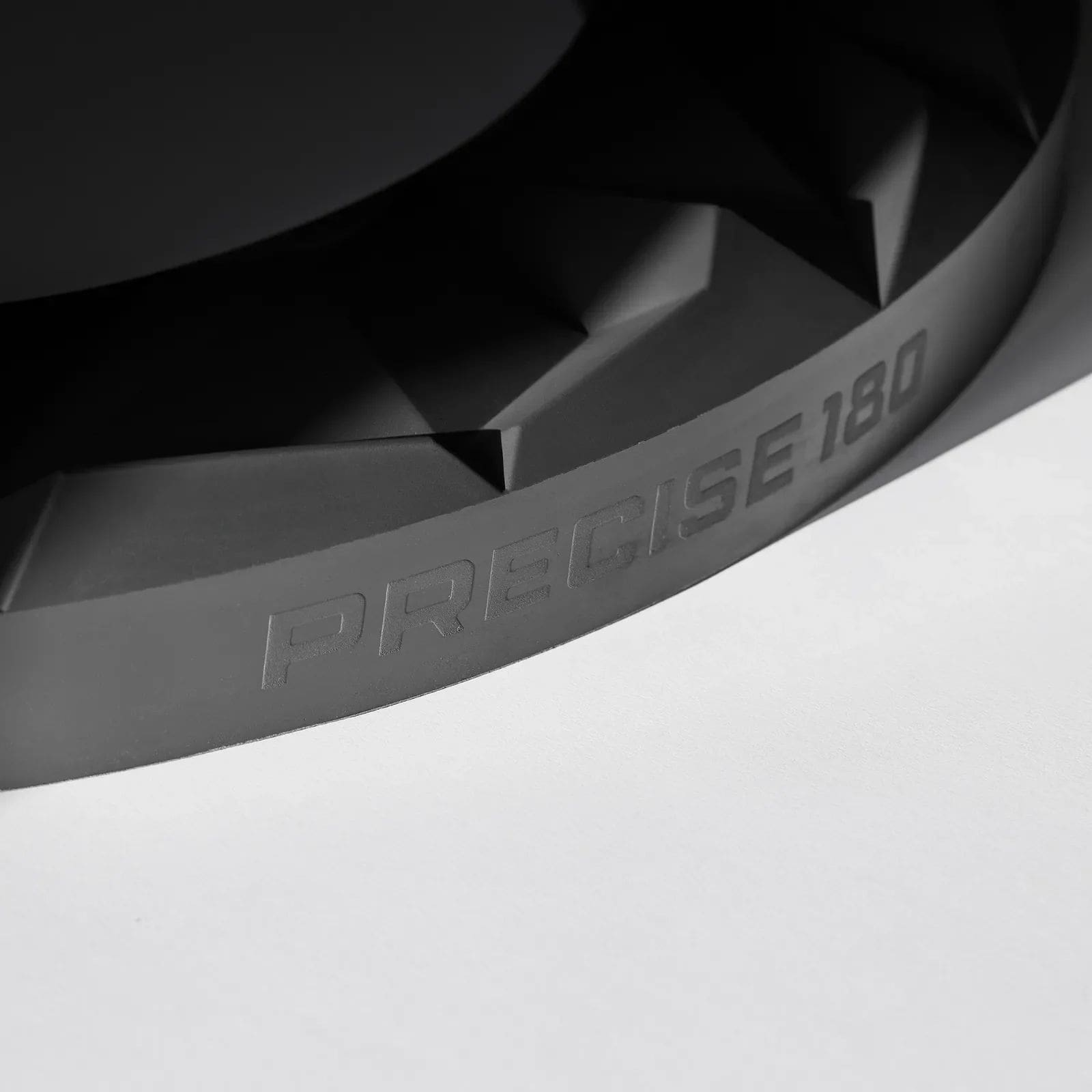 Bersaglio per freccette 3D Subterra di precisione a 180° - Grafite Das Bild zeigt das Produkt Precise 180 3D Dartboard Surround Subterra - Graphite. Es ist eine moderne Dartboard-Umrandung in der Farbe Graphit.