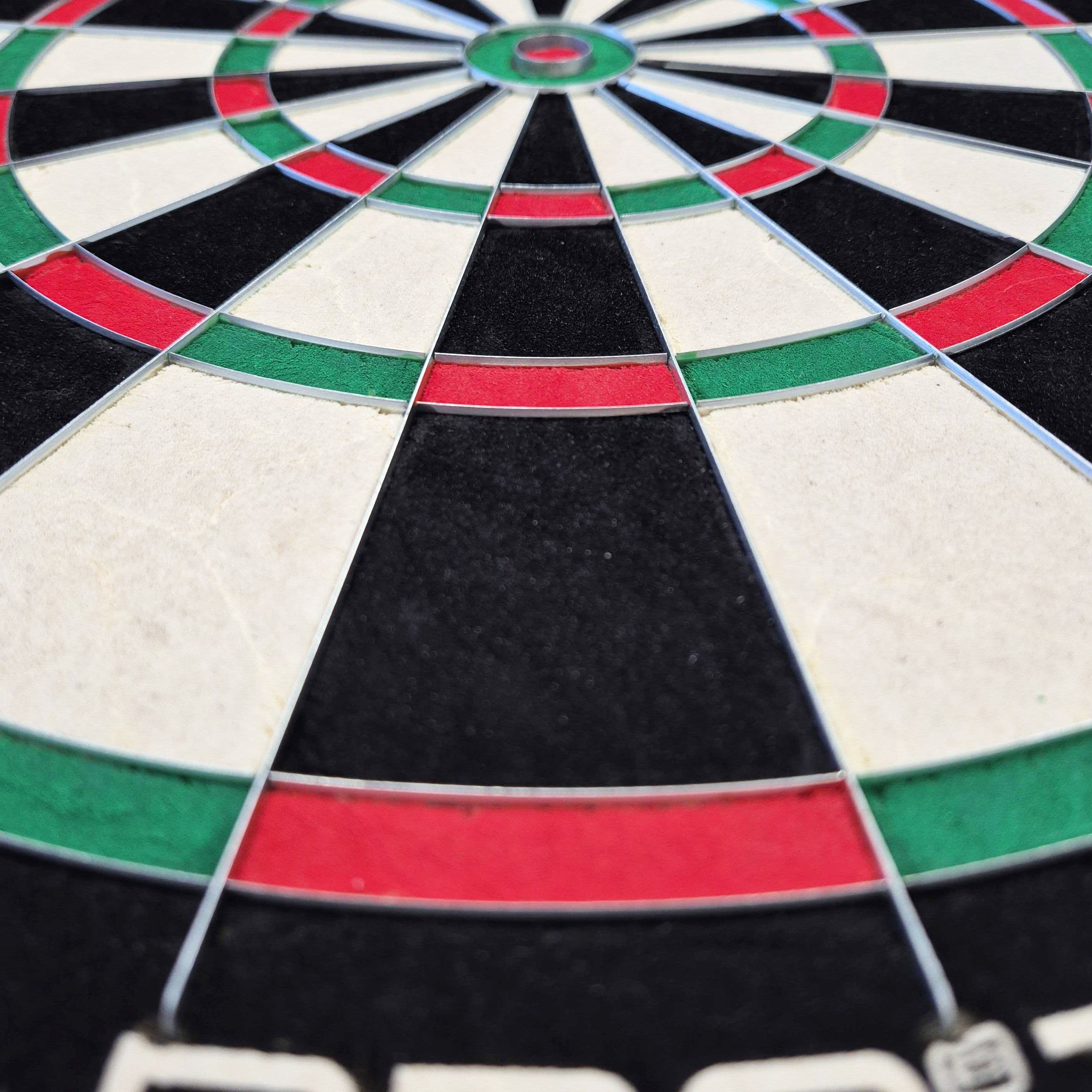 Bersaglio per freccette in acciaio Harrows Quadro 240 Das Bild zeigt eine Nahaufnahme des Harrows Quadro 240 Steeldartboards. Die Farbfelder in Schwarz, Weiß, Rot und Grün sind deutlich zu erkennen.