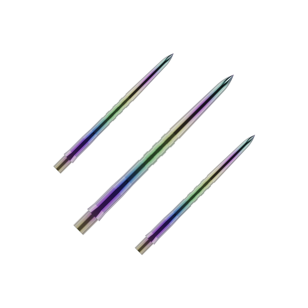 Das Bild zeigt drei bunte, gerillte Steeldartspitzen nebeneinander. Die Spitzen haben einen schimmernden Farbverlauf in Grün, Blau, Lila und Gelb.