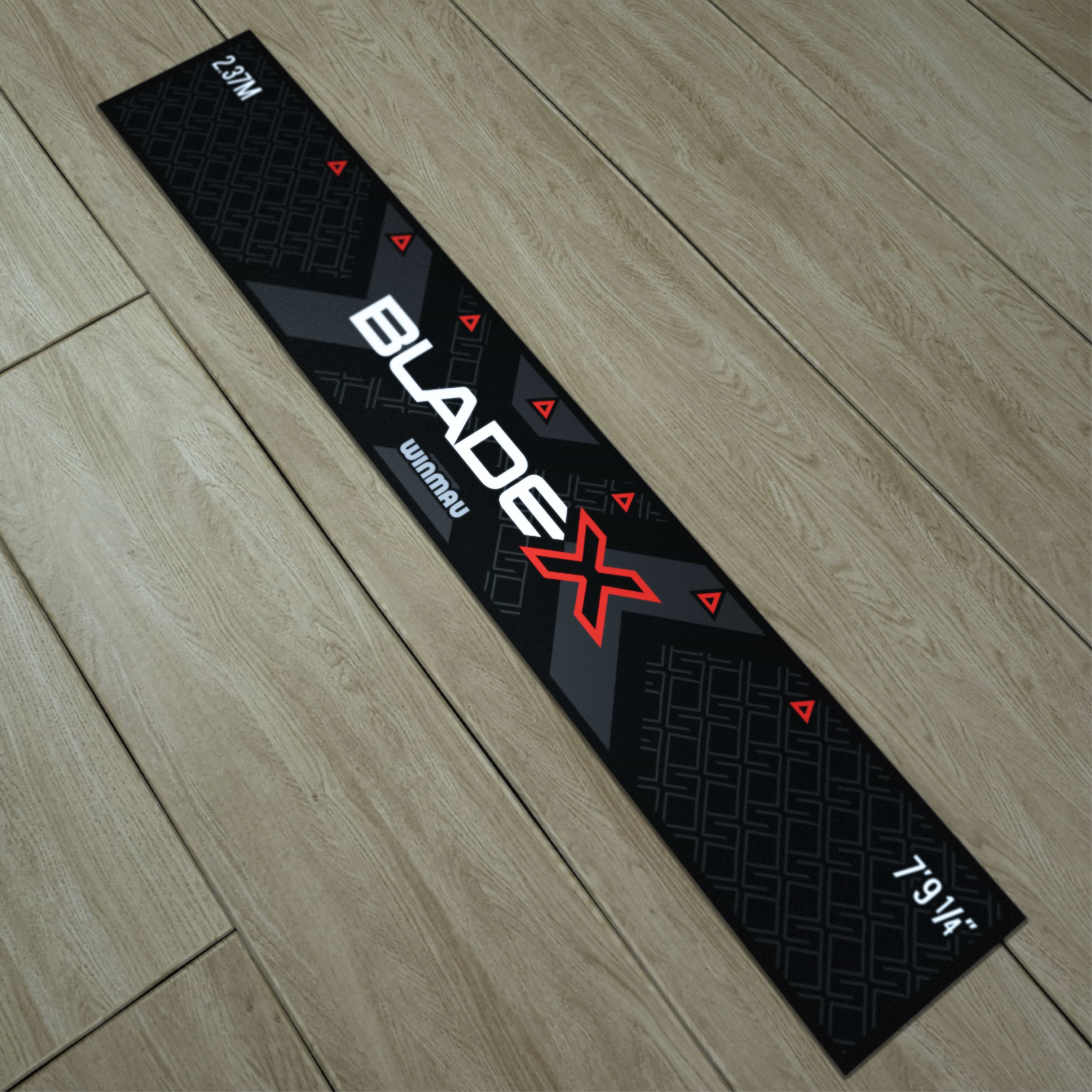 Linea di lancio Winmau Blade X Zu sehen ist die Winmau Blade X Abwurflinie. Sie hilft, die richtige Entfernung beim Werfen festzulegen.