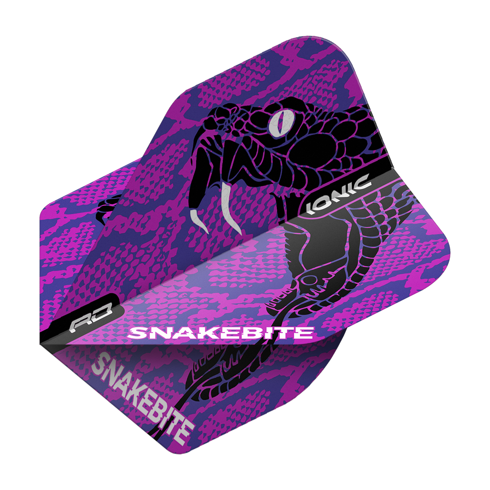 TF6570_Red_Dragon_Hardcore_Ionic_Snakebite_Purple_Head_Standard_Flights_2 Das Bild zeigt ein Dart-Flight mit einem auffälligen lila Schlangenmuster und den Worten „SNAKEBITE“. Auf dem Flight ist ein schwarzer Schlangenkopf mit herausgestreckten Giftzähnen abgebildet.