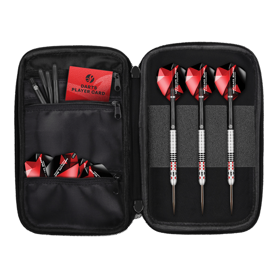 Shot Michael Smith Campione del Mondo Custodia per freccette tascabile - Vittoria Das Bild zeigt das Produkt "Shot Michael Smith World Champion Pocket Dartcase - Victory". Im Etui befinden sich drei Darts, Ersatzteile und eine Darts-Spielerkarte, alles ordentlich verstaut.