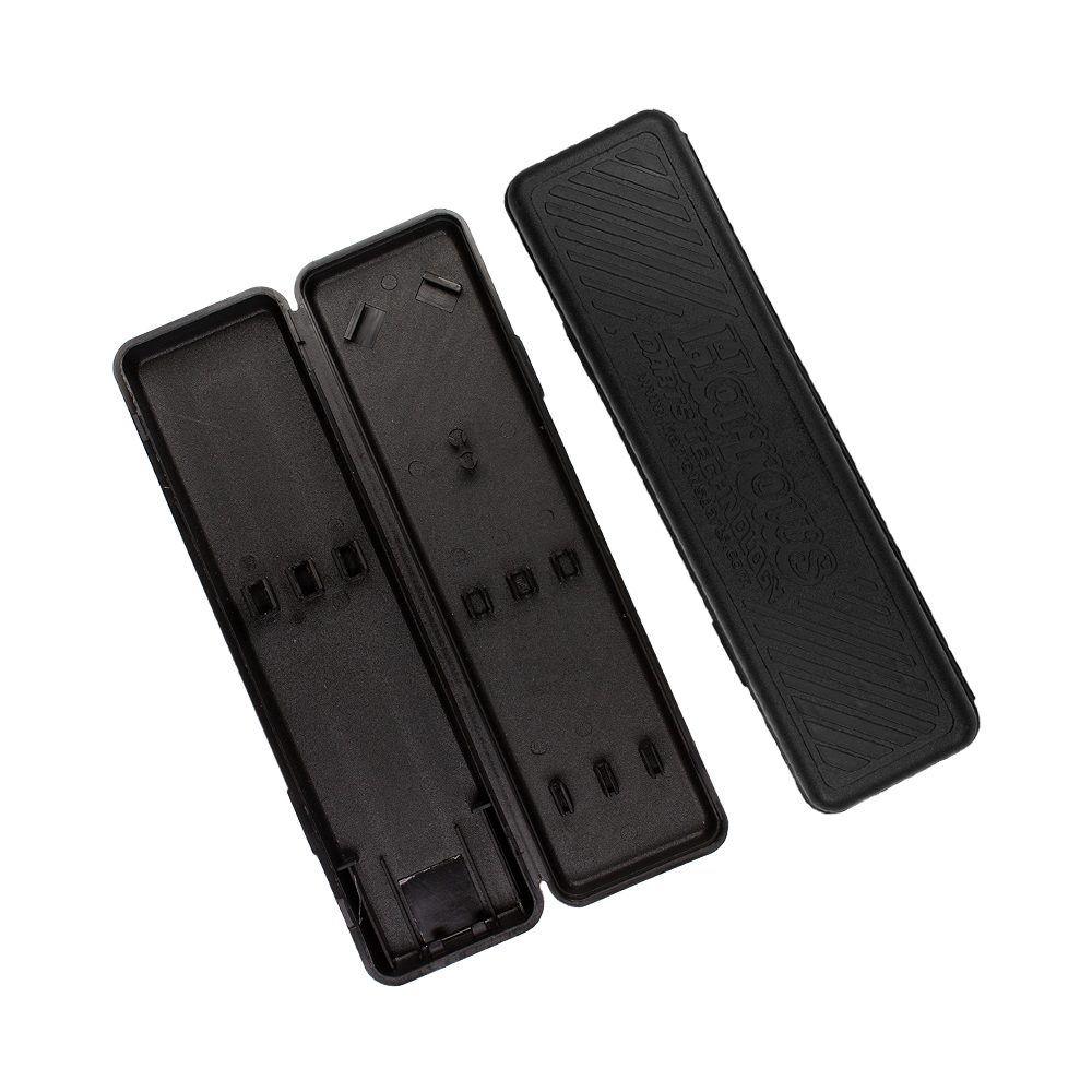 Harrows_Plastikbox3DMw3H44XBJpp Das Bild zeigt ein geöffnetes, schwarzes Etui für Softdarts der Marke Harrows. Auf dem abgenommenen Deckel steht „Harrows Darts Technology“.