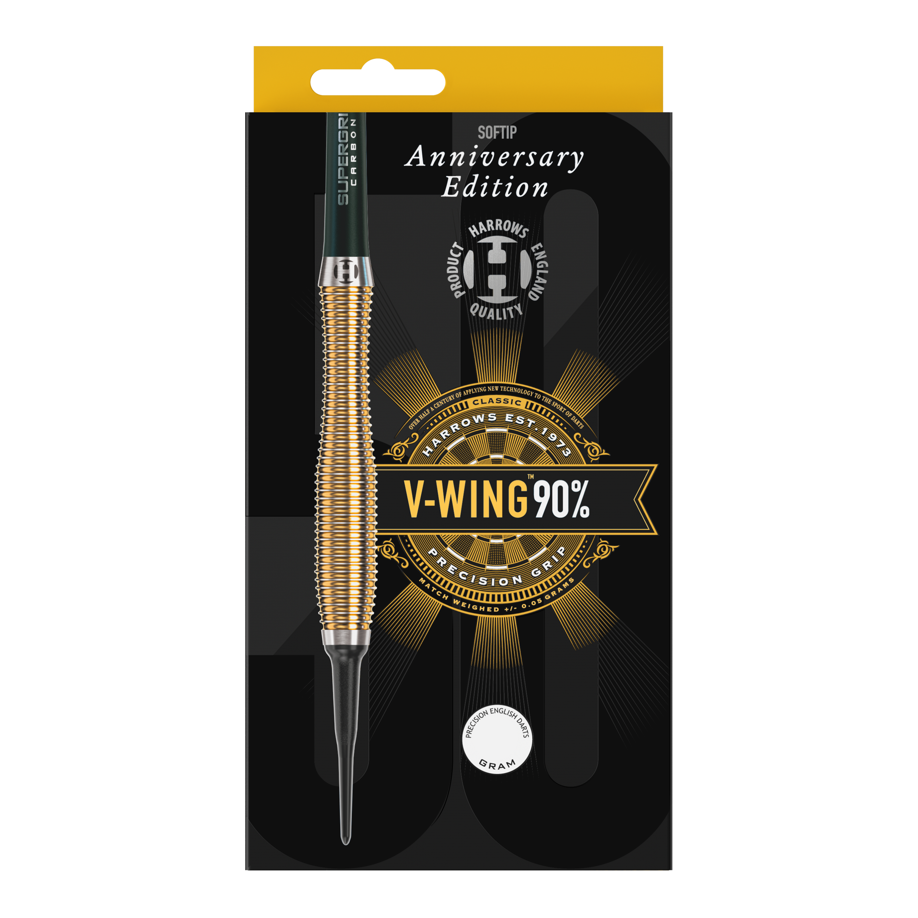 Freccette morbide V-Wing Harrows Anniversary Edition - 18 g Auf dem Bild ist eine Packung der "Harrows Anniversary Edition V-Wing Softdarts - 18g" zu sehen. Die Verpackung ist schwarz-gold gestaltet und hebt die Präzisionsqualität und den 90%igen Tungsten-Anteil hervor.