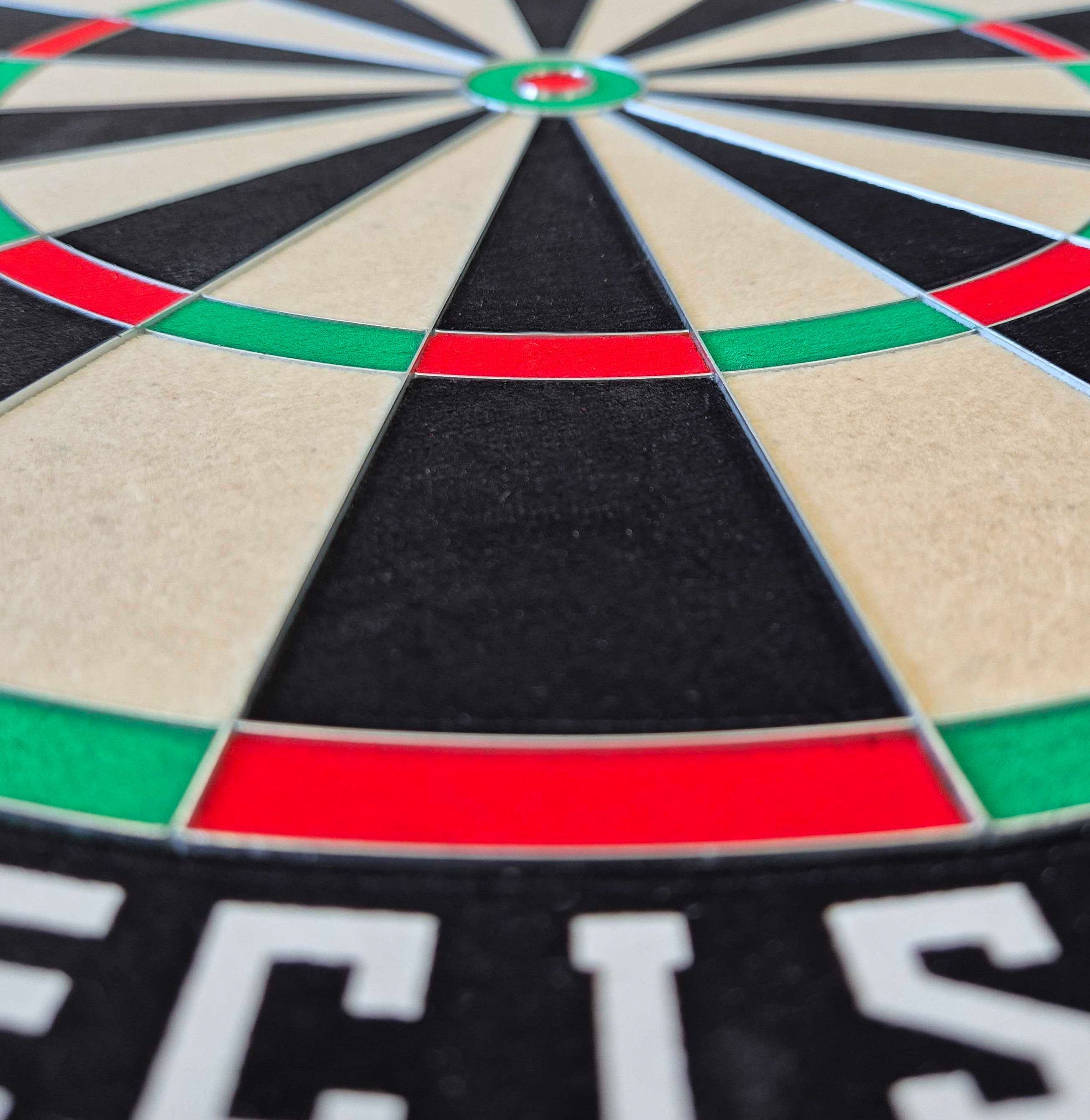 Bersaglio per freccette in acciaio di precisione McDart Das Bild zeigt eine Nahaufnahme eines McDart Precision Steeldartboards. Die farbigen Segmente und die scharf abgegrenzten Felder sind deutlich zu erkennen.