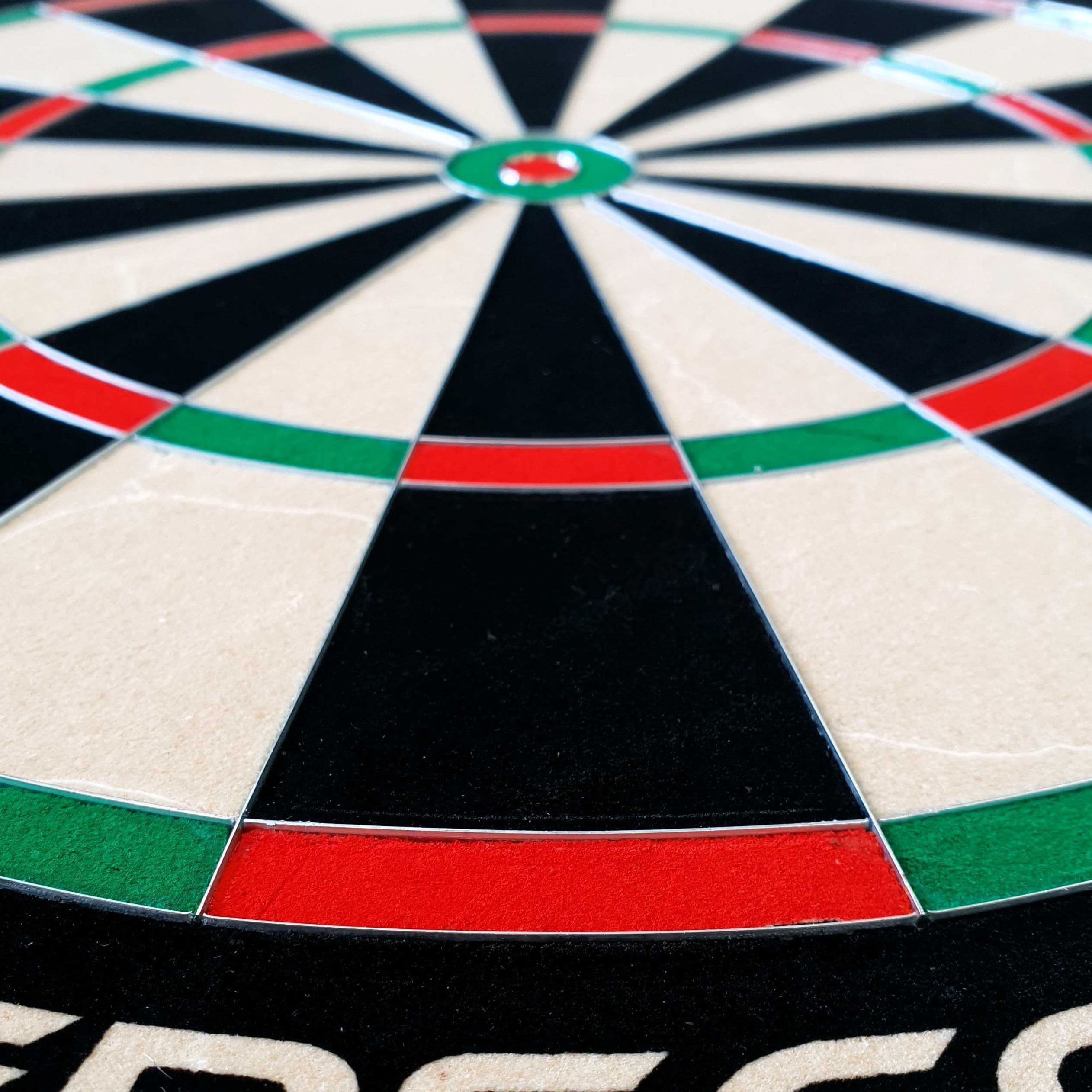 Bersaglio per freccette in acciaio GOAT Everscore Das Bild zeigt ein GOAT Everscore Steeldartboard aus nächster Nähe. Die farbigen Felder und der Mittelpunkt sind deutlich erkennbar.