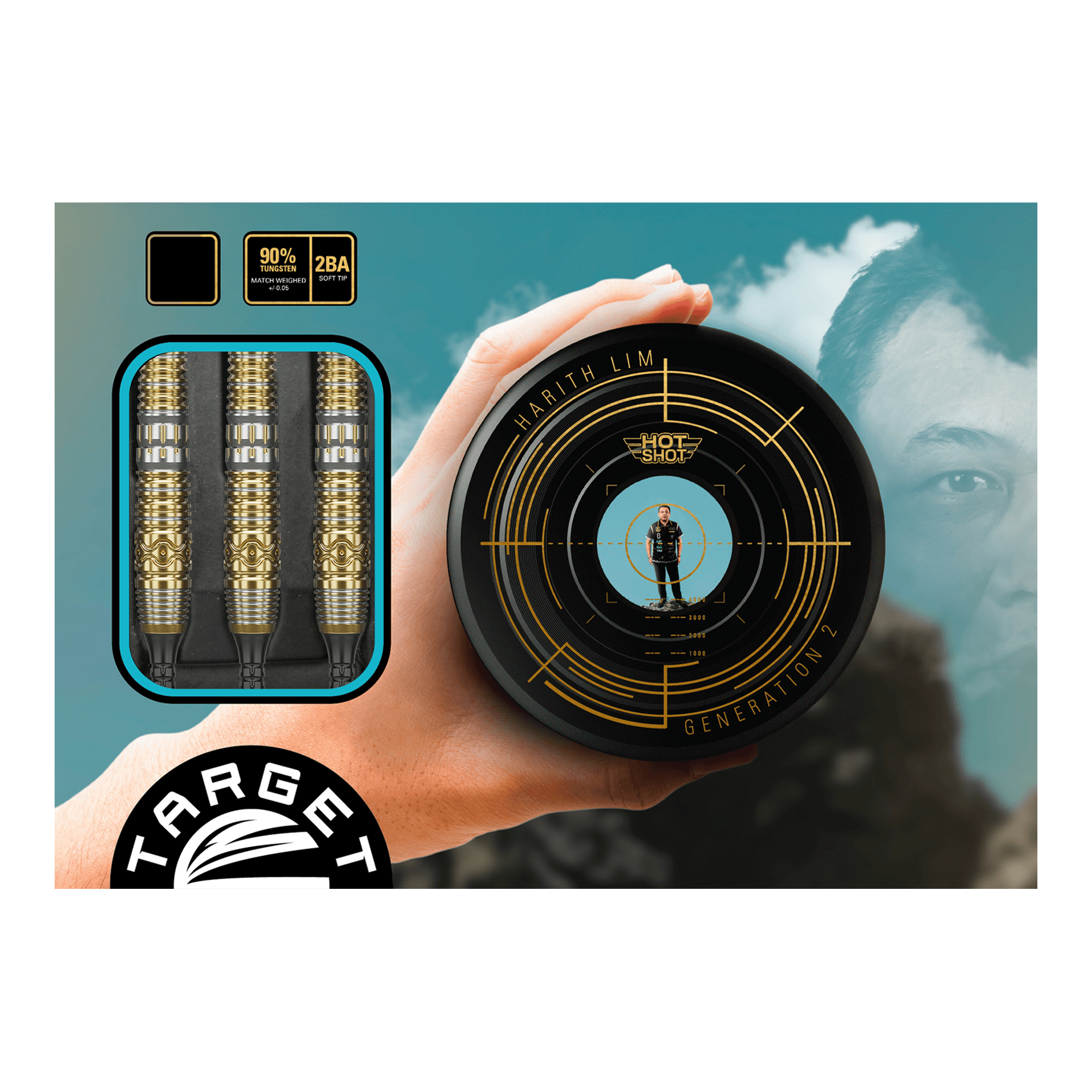 Target Japan Hot Shot GEN2 Freccette morbide - 19 g Das Bild zeigt die Target Japan Hot Shot GEN2 Softdarts mit einem Gewicht von 19g. Drei goldfarbene Darts sind in einer Box zu sehen, daneben wird ein rundes Behältnis mit einem Zielscheiben-Design präsentiert.