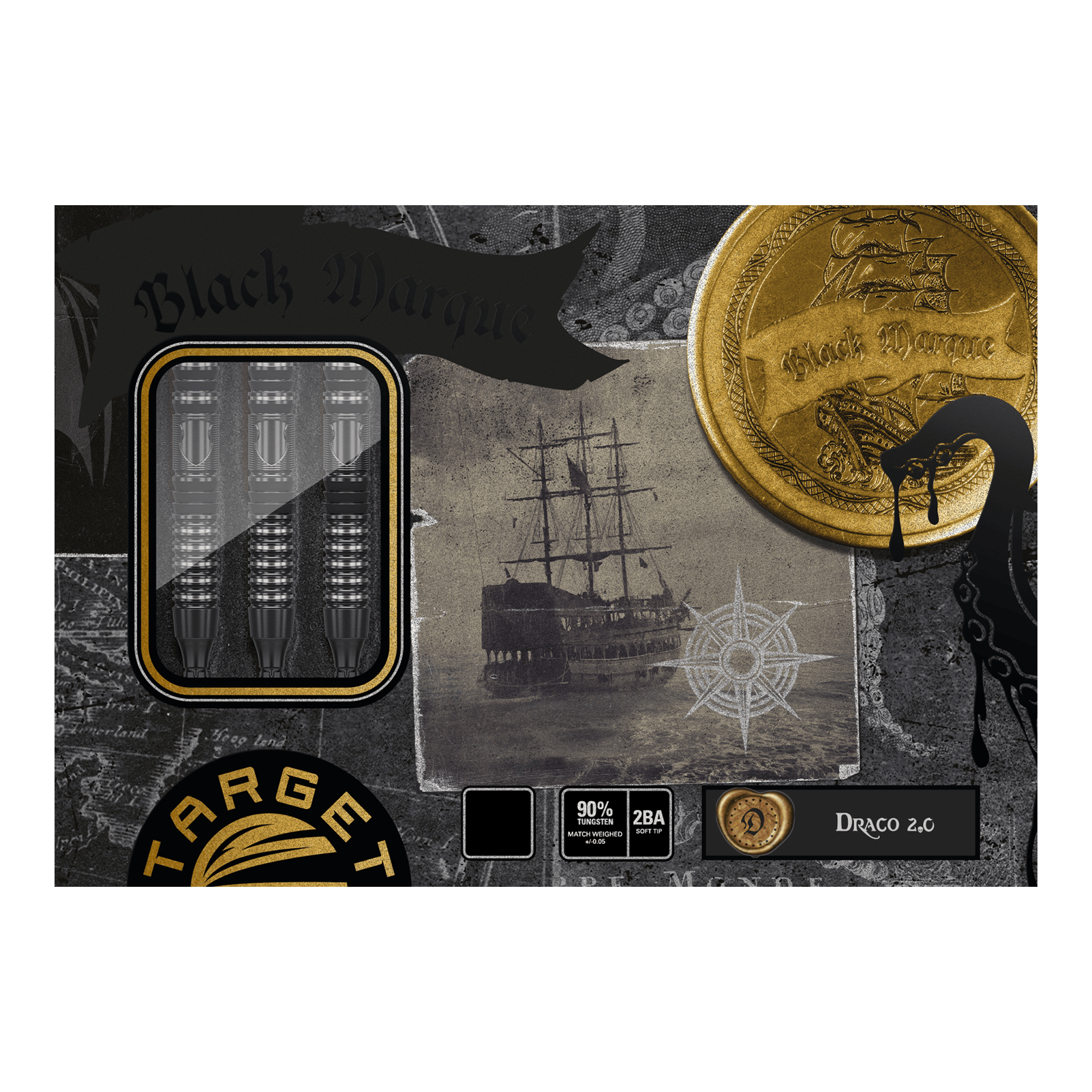 Target Japan Black Marque Draco GEN2 Freccette morbide - 20 g Die Abbildung zeigt die Verpackung der "Target Japan Black Marque Draco GEN2 Softdarts - 20g". Auf der Schachtel sind drei schwarze Darts, ein goldener Münzaufdruck, ein Segelschiff und verschiedene dekorative Elemente zu sehen.