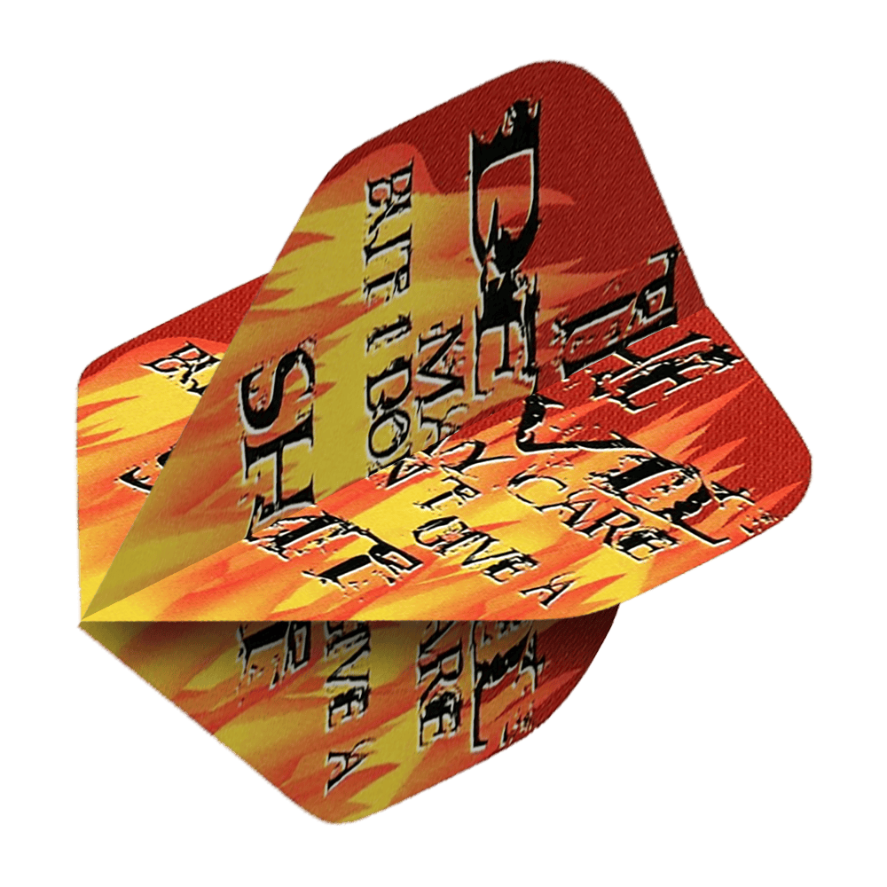 Voli di Pentathlon Il diavolo se ne frega Das Bild zeigt ein Dart-Flight namens "Pentathlon The Devil May Care No2 Standard Flights". Das Design ist in Rot und Gelb gehalten und zeigt auffällige Schriftzüge sowie Flammenmotive.