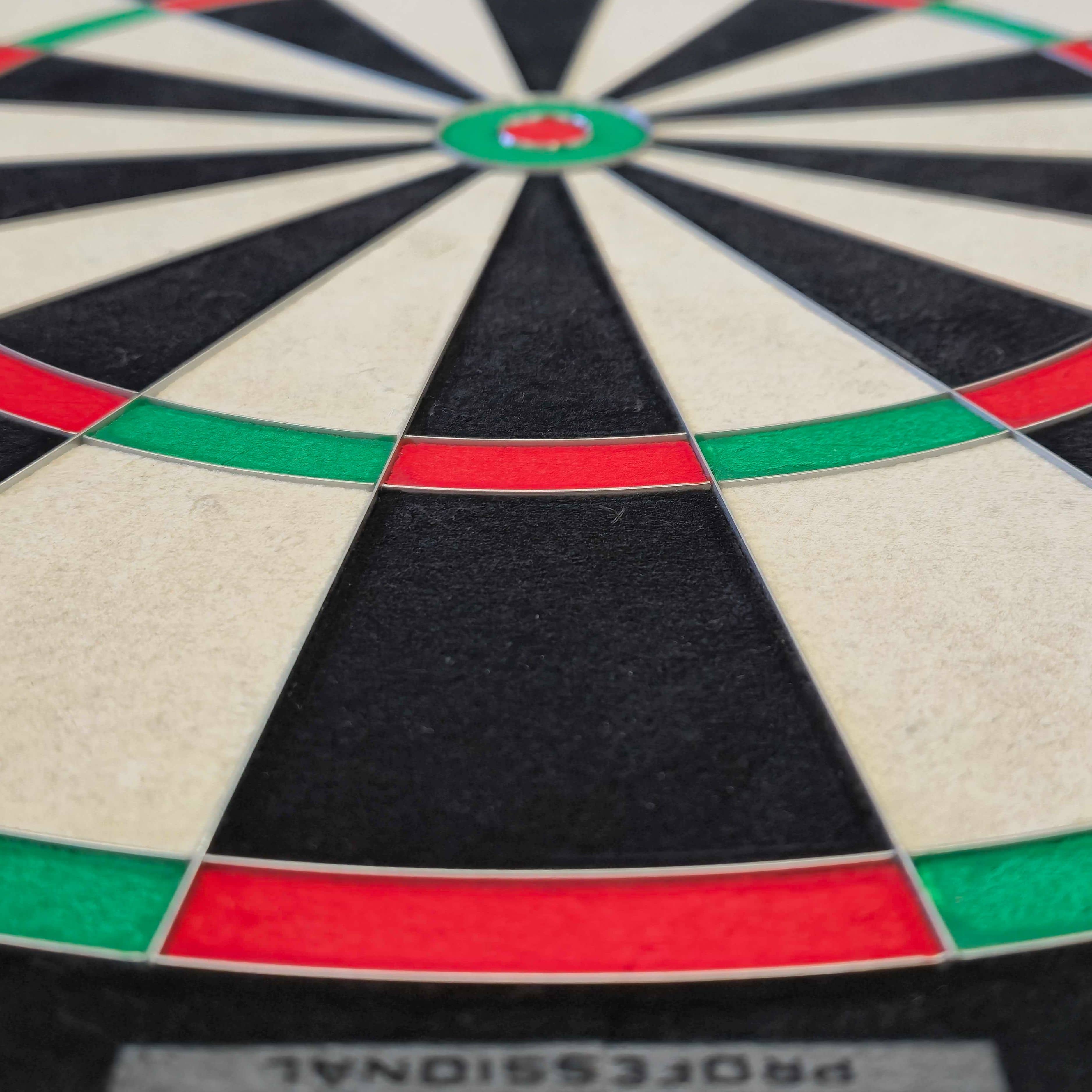 Bersaglio per freccette in acciaio Harrows Fortis Harrows Fortis Steeldartboard ist ein Steeldartboard für Dartspieler. Dieses Produkt ist ideal für Präzision und Haltbarkeit beim Dartspiel.