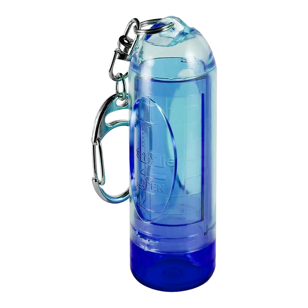 Custodia per punta Lipstock stile L Dies ist ein blauer, transparenter Kunststoffbehälter mit einem Karabiner. Er eignet sich zum Aufbewahren kleiner Gegenstände und kann einfach an Taschen befestigt werden.