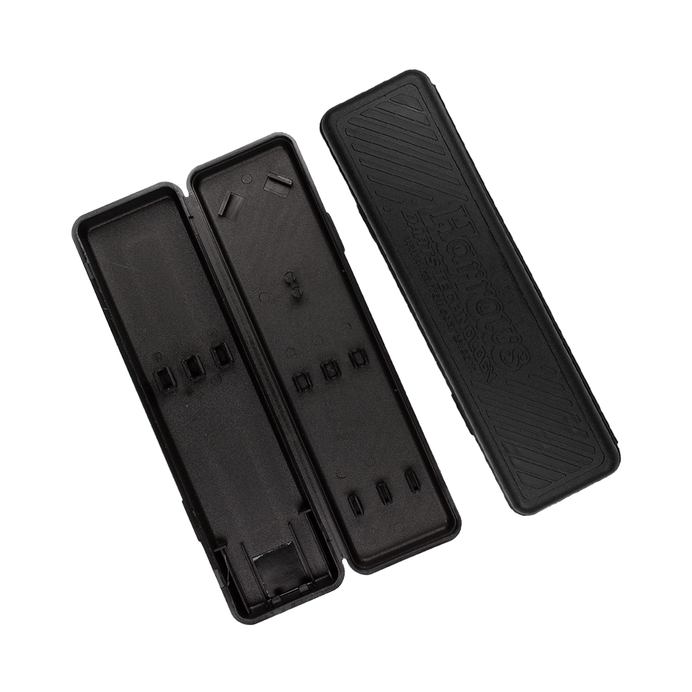 Harrows_Plastikbox9Kt8v1BVDeNHg Das Bild zeigt ein offenes schwarzes Kunststoffetui für Darts. Auf dem Deckel ist das Logo „Harrows Darts Technology“ zu sehen.