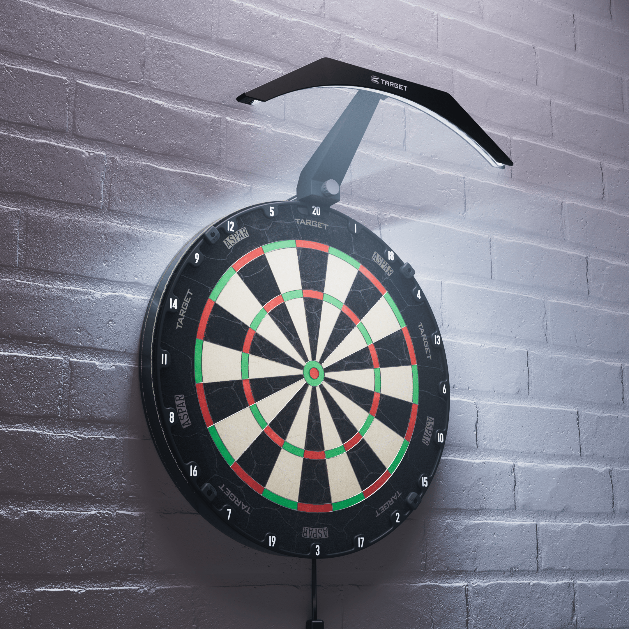 Illuminazione per bersaglio Target ARC V2 Das Bild zeigt eine Dartboard-Beleuchtung namens "Target ARC V2", die über einem Dartboard an der Wand montiert ist. Das Licht leuchtet das Dartboard gleichmäßig aus und sorgt für eine klare Sicht auf die Felder.