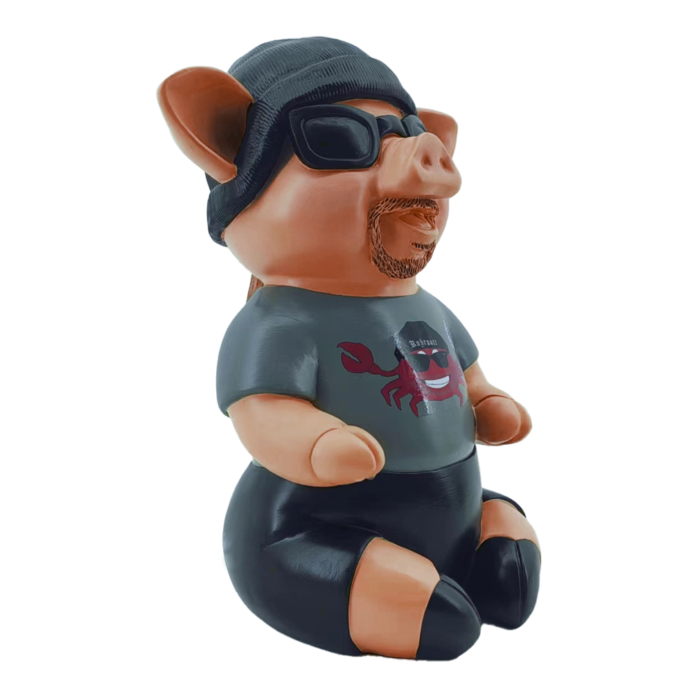 Markus Krebs Frase Maiale Das Bild zeigt das Produkt "Markus Krebs Phrasenschwein". Die lustige Figur ist als Schwein gestaltet und trägt Sonnenbrille, Mütze und T-Shirt.