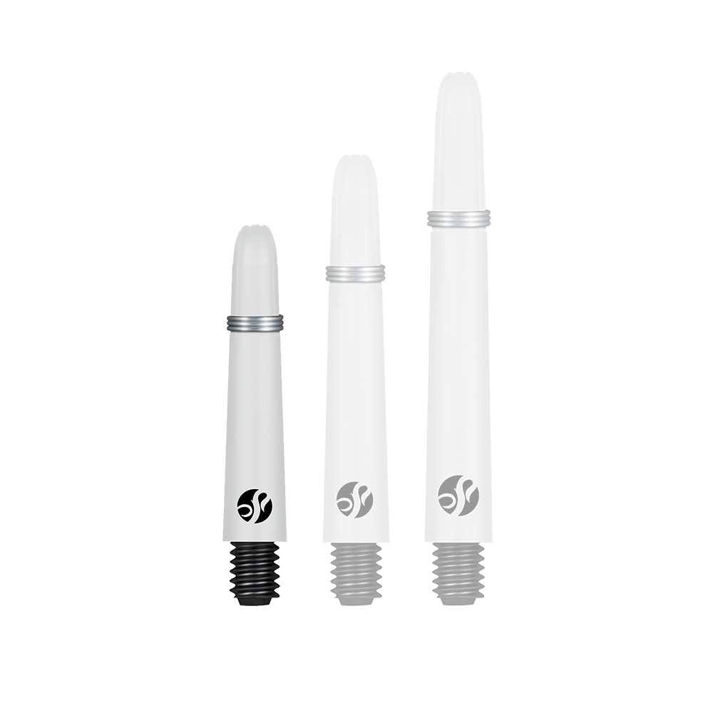 Shot Koi Carbon Shafts - Bianco Das Bild zeigt drei weiße Dartschäfte in unterschiedlichen Längen, die nebeneinander aufgestellt sind. Jeder Schaft hat einen silbernen Ring und ein schwarzes Schraubgewinde am unteren Ende.