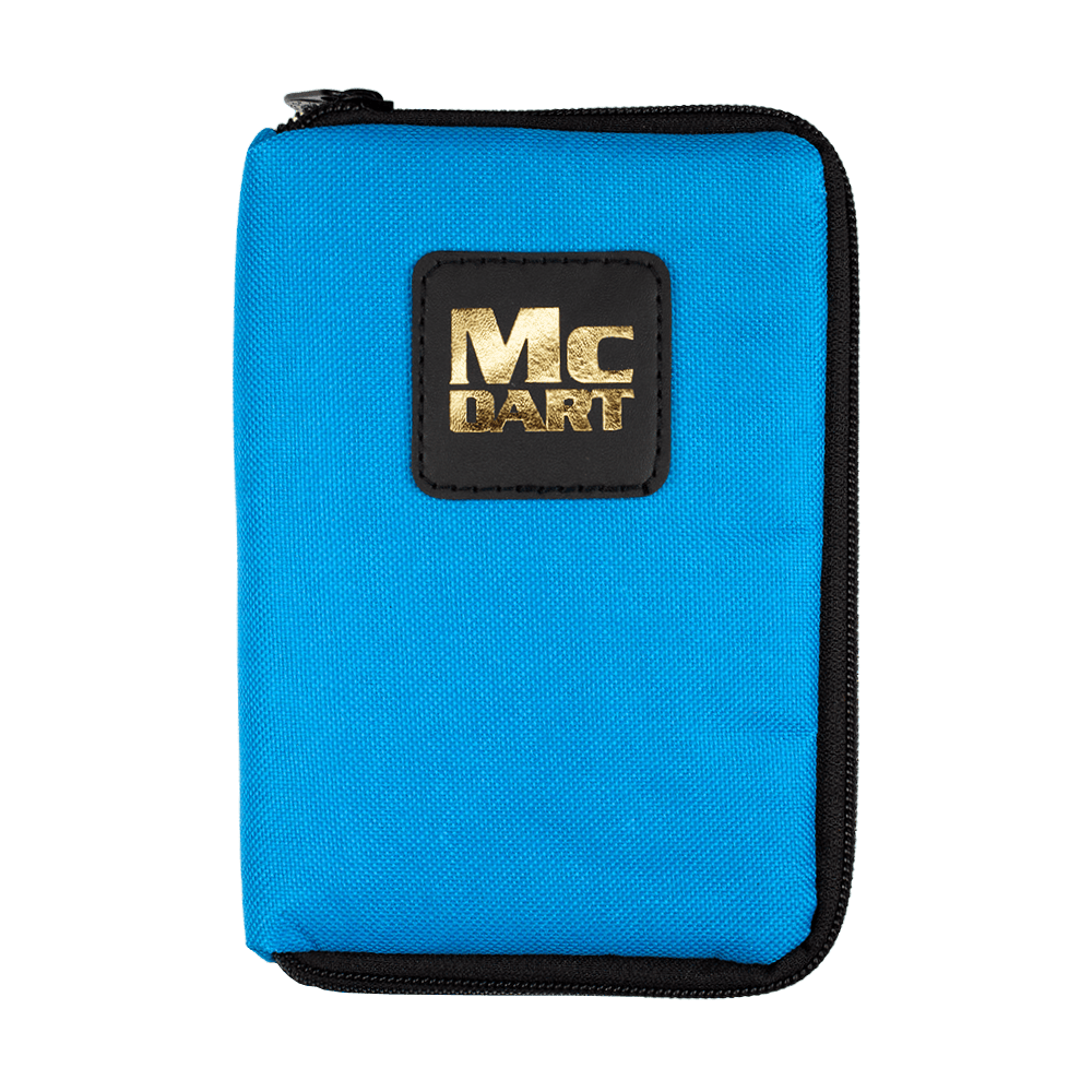 707_McDart_Tasche_Klein_Blau_1 Die Abbildung zeigt eine kleine, blaue Tasche mit der Aufschrift "MC Dart" in goldener Schrift auf der Vorderseite. Die Tasche hat einen schwarzen Reißverschluss rundum.