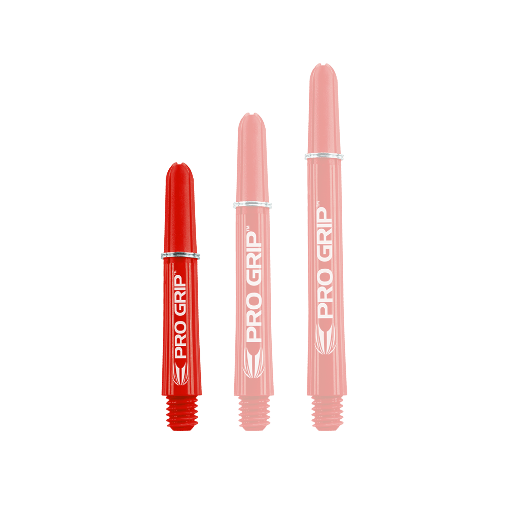 Target Pro Grip Shafts - 3 set - Rosso Das Bild zeigt drei rote Dart-Schäfte mit der Aufschrift „PRO GRIP“. Sie stehen nebeneinander und haben unterschiedliche Längen.