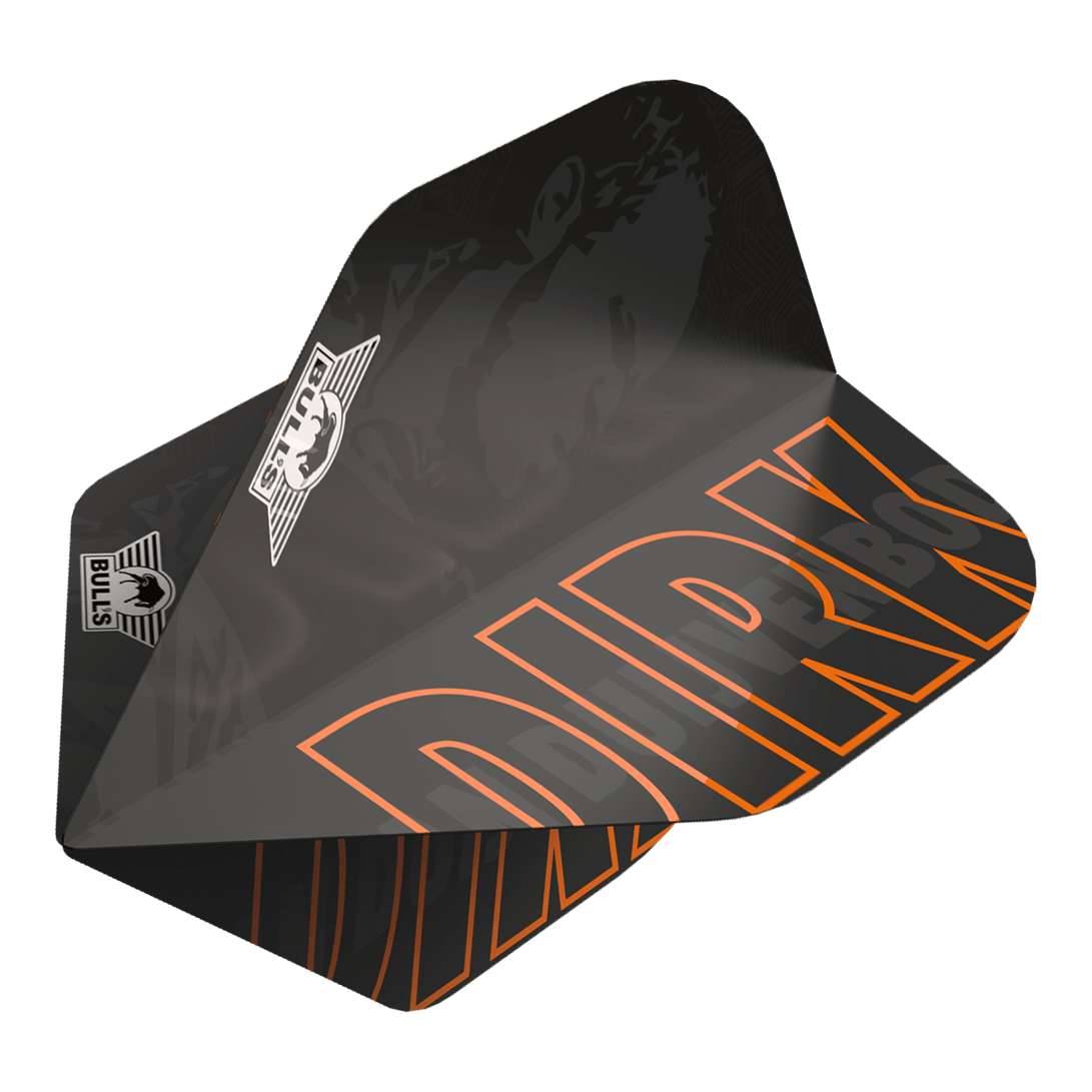 Bulls NL Player 100 Dirk Van Duijvenbode No2 Voli standard Dies ist ein Dart-Flügel aus der Bulls NL Player 100 Serie für Dirk Van Duijvenbode. Er ist schwarz mit orangefarbenen Akzenten und trägt den Namen "DIRK" sowie das Bulls NL Logo.