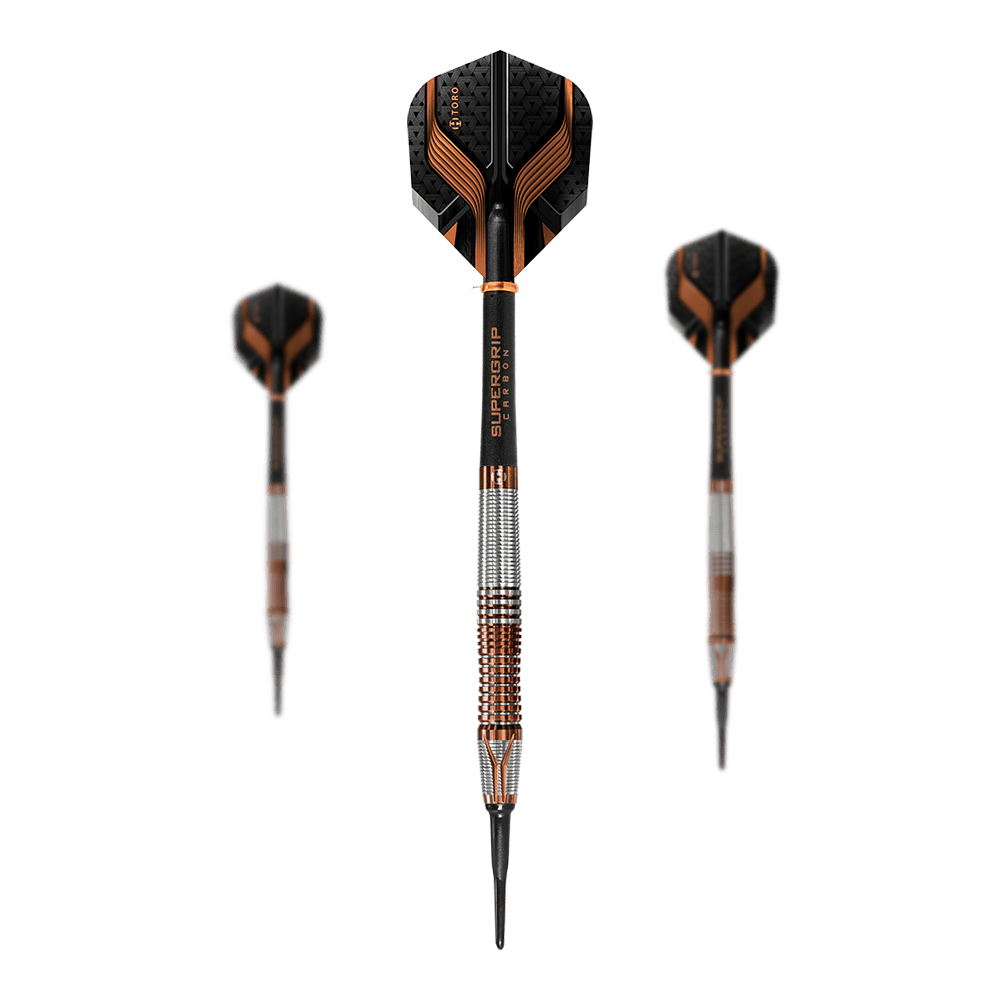 Freccette morbide Harrows Toro Das Bild zeigt drei Harrows Toro Softdarts mit schwarzen und kupferfarbenen Akzenten. Die Darts haben strukturierte Griffe und schwarze Spitzen.