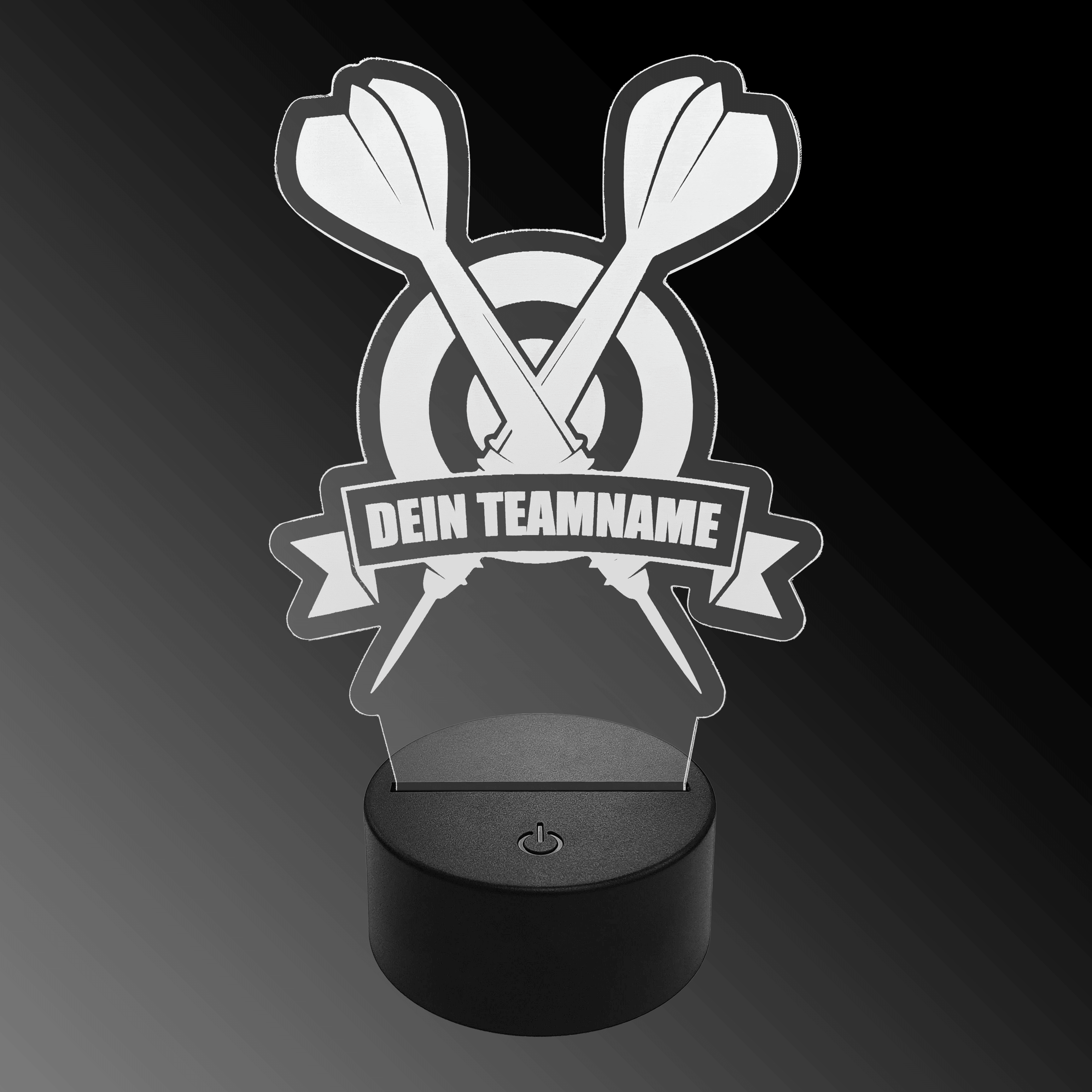 Lampada a freccia a LED in plexiglass con testo personalizzato Das Bild zeigt eine LED-Lampe aus Plexiglas in Form von zwei gekreuzten Dartpfeilen vor einer Zielscheibe. Auf einem Banner steht der Text "DEIN TEAMNAME".