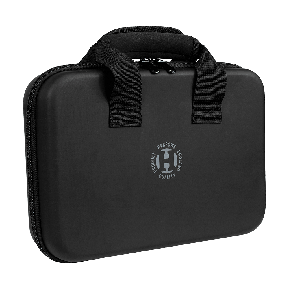 HRT-16525_Harrows_Imperial_Dartcase_Schwarz_1 Die Abbildung zeigt das Produkt "Harrows Imperial Dartcase - Schwarz". Es handelt sich um ein schwarzes Etui mit Reißverschluss und Tragegriffen zur Aufbewahrung von Dartzubehör.