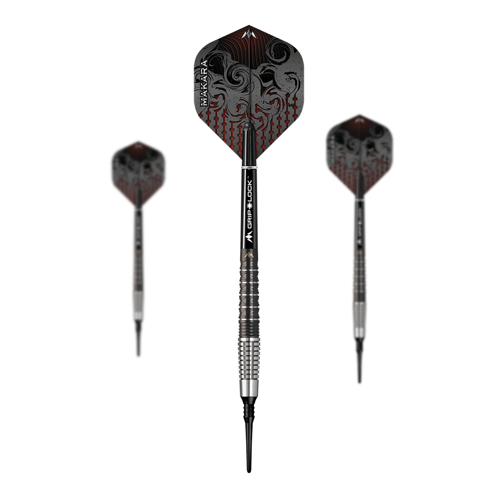 Freccette morbide Mission Makara M2 - 20 g Auf dem Bild sind drei Mission Makara M2 Softdarts mit einem Gewicht von 20g zu sehen. Die Darts haben schwarze Flights mit einem dekorativen Muster und silber-schwarze Griffe.