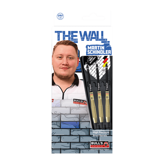 Bulls Martin Schindler The Wall Brass Softdarts - 18 g Das Bild zeigt die Verpackung der "Bulls Martin Schindler The Wall Brass Softdarts - 18g". Auf der Verpackung ist ein Foto von Martin Schindler sowie drei Softdarts mit Messing-Barrels abgebildet.