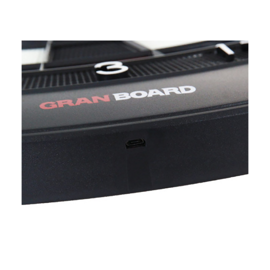 G01250_GranBoard_3S_LED_Elektronisches_Dartboard_4 Das Bild zeigt einen Nahaufnahme-Ausschnitt des GranBoard 3S LED Elektronischen Dartboards. Man sieht deutlich den Produktnamen und einen USB-Anschluss am Gehäuse.