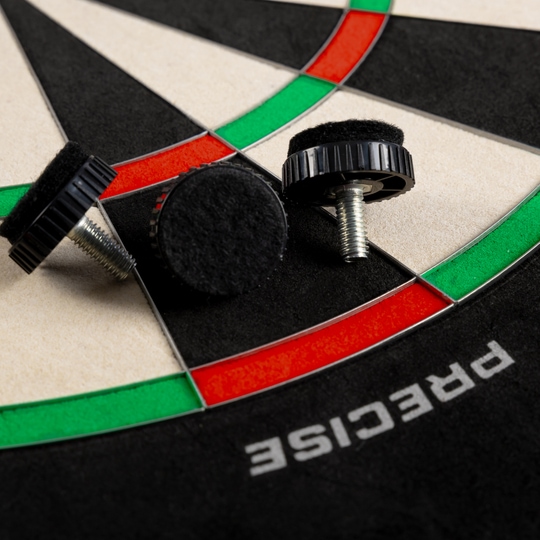 Hier wird das Precise 180 Endorphine Steeldartboard mit Nummernring in Weiß dargestellt. Das Produkt ist speziell für Dartsportler entwickelt worden.