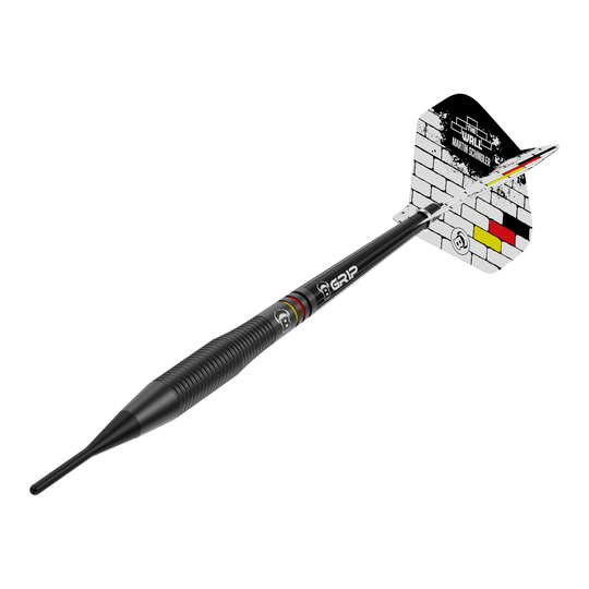 Bulls Martin Schindler The Wall freccette morbide in ottone nero - 18 g Das Bild zeigt den Softdart "Bulls Martin Schindler The Wall Black Brass" mit einem Gewicht von 18g. Der Dart ist schwarz und hat am Flight ein Mauer-Design mit den Farben der deutschen Flagge.