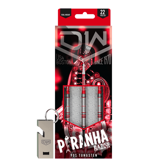 Freccette morbide DW Piranha Razor 02 Das Bild zeigt die Verpackung der DW Piranha Razor 02 Softdarts. Die Verpackung ist überwiegend schwarz und rot gestaltet und enthält drei Darts sowie ein Zubehörteil.