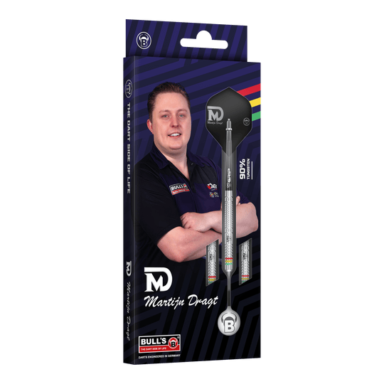 Freccette in acciaio Bulls Martijn Dragt - 24g Die Abbildung zeigt die Verpackung der "Bulls Martijn Dragt Steeldarts - 24g". Auf der Schachtel ist ein Bild von Martijn Dragt sowie die abgebildeten Steeldarts zu sehen.