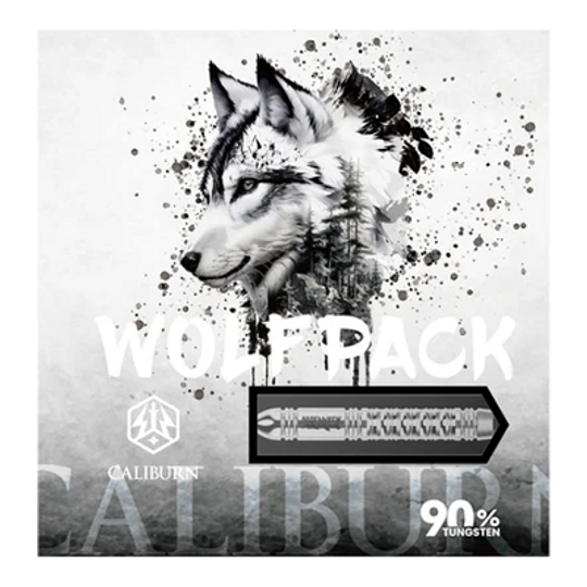 Freccette in acciaio Caliburn Wolfpack W1 - 23 g Das Bild zeigt die Verpackung der "Caliburn Wolfpack W1 Steeldarts - 23,5g". Auf der Vorderseite ist ein Wolfskopf zusammen mit einem abgebildeten Dartpfeil und dem Hinweis "90% Tungsten" zu sehen.