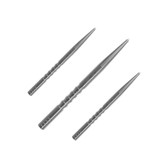 Condor Beak Point con punte di freccia tagliate Das Bild zeigt drei silberne Dartspitzen mit gerilltem Schaft. Sie sind in einer diagonalen Anordnung auf grünem Hintergrund zu sehen.