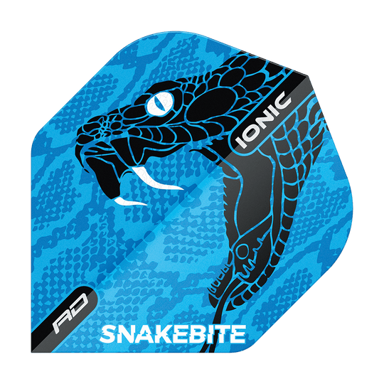 TF6569_Red_Dragon_Hardcore_Ionic_Snakebite_Blue_Head_Standard_Flights_1xsjzO1zAD1KI3 Das Bild zeigt ein blaues Dart-Flight mit einem schwarzen Schlangenkopf-Design. Auf dem Flight stehen die Wörter "IONIC", "RD" und "SNAKEBITE".