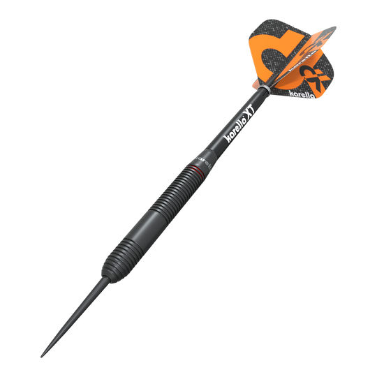 Freccette in acciaio Karella Daniel Klose Das Bild zeigt einen Karella Daniel Klose Steeldart. Der Dartpfeil ist schwarz mit orangem Flights und hat ein modernes Design.