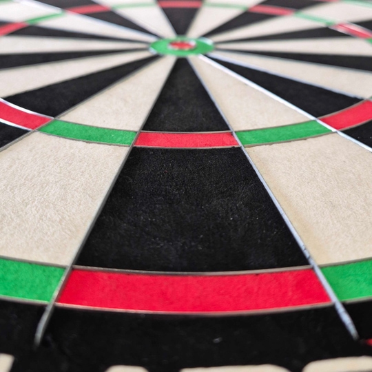 Bersaglio per freccette in acciaio Winmau Blade X ProCore Das Bild zeigt das Produkt Winmau Blade X ProCore Steeldartboard. Dies ist eine hochwertige Steeldart-Dartscheibe für ambitionierte Spieler.