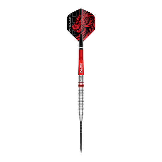 Red Dragon Jonny Clayton Original 2 freccette in acciaio Auf dem Bild ist ein Steeldart der Marke "Red Dragon Jonny Clayton Original 2" zu sehen. Der Dart hat ein auffälliges Design mit roten und silbernen Elementen sowie einem roten Drachenmotiv auf dem Flight.