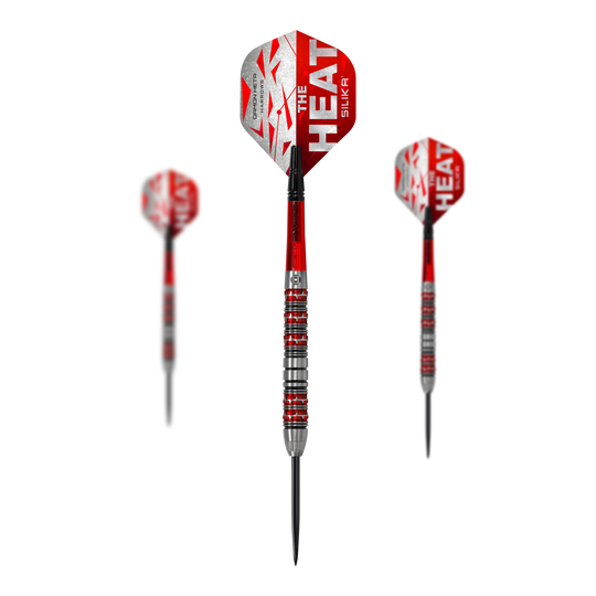 Freccette in acciaio Damon Heta Series 3 di Harrow Auf dem Bild sind drei Steeldarts des Produkts "Harrows Damon Heta Series 3" zu sehen. Die Darts haben rote und silberne Designs mit der Aufschrift "THE HEAT" auf den Flights.