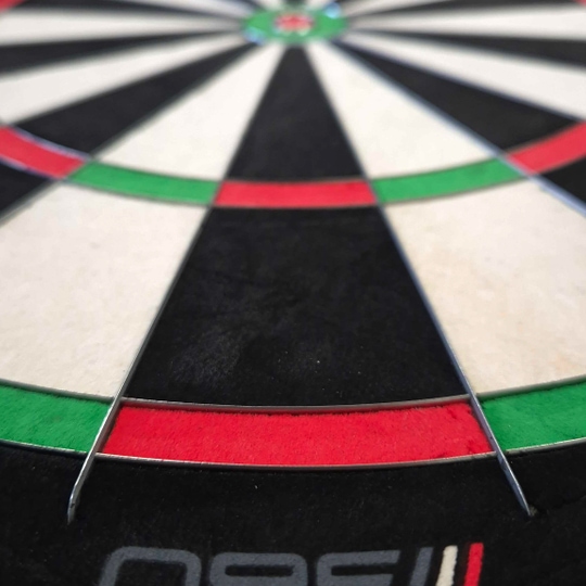 Bersaglio per freccette in acciaio Winmau Blade 6 Triple Core 360 Das Bild ist nicht sichtbar, aber der Dateiname weist auf ein Winmau Blade 360 Steeldartboard hin. Es handelt sich vermutlich um ein Steeldartboard für den Dartsport.