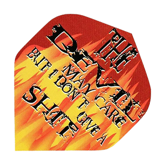 Voli di Pentathlon Il diavolo se ne frega Das Bild zeigt ein Dart-Flight mit Flammenmotiv und auffälligem Schriftzug. Auf dem Flight steht: "THE DEVIL MAY CARE BUT I DON'T GIVE A SHITE".