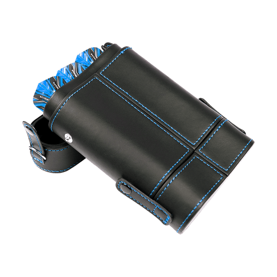 HRT-16419_Harrows_Prima_Dartcase_Aqua_5 Auf dem Bild ist das Produkt "Harrows Prima Dartcase" zu sehen. Es handelt sich um ein schwarzes Dart-Etui mit blauen Nähten, in dem Darts aufbewahrt werden.