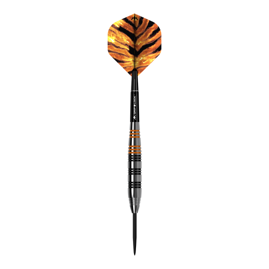Freccette Mission Javan in ottone e acciaio - 22 g Das Bild zeigt einen Steeldart namens "Mission Javan Brass Steeldarts - 22g". Der Dart hat schwarze und orangefarbene Akzente sowie eine Flügel mit einem Tigerstreifenmuster.