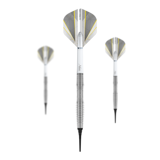 Red Dragon Seren 3 Pure Softdarts - 20 g Das Bild zeigt drei Softdarts des Modells "Red Dragon Seren 3 Pure" mit einem Gewicht von 20g. Die Darts sind silberfarben mit weißen und gelben Flights.