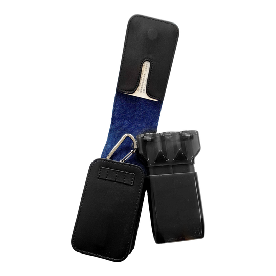 Astuccio per freccette Cameo Acento Denim Auf dem Bild ist ein schwarzes Dart-Etui mit blauem Innenfutter zu sehen. Das Etui ist geöffnet und zeigt einen darin befindlichen schwarzen Behälter für Darts.