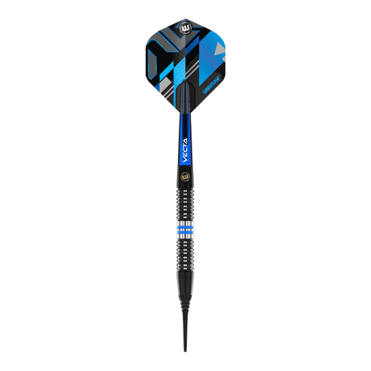 Freccette morbide Winmau Galactics - 20 g Das Bild zeigt einen Winmau Galactics Softdart mit einem Gewicht von 20 Gramm. Der Dart hat schwarze, blaue und silberne Akzente sowie eine moderne, geometrische Flight-Gestaltung.