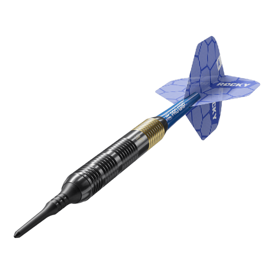 Freccette morbide Target Josh Rock Brass - 18 g Das Bild zeigt einen Target Josh Rock Brass Softdart mit einem Gewicht von 18 Gramm. Der Dart hat eine messingfarbene und schwarze Spitze sowie blaue Flights mit einem Muster.