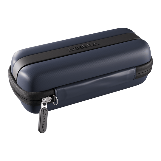 Custodia per freccette Target BOA Das Foto zeigt ein Target BOA Dartcase in Navy und Dunkelgrau. Es schützt und organisiert Dartpfeile und Zubehör.