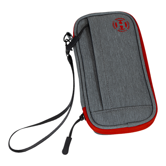 Portafoglio Smart Case Harrows Das Bild zeigt ein graues Dart-Etui mit roten Akzenten und einer schwarzen Handschlaufe. Auf der Vorderseite befindet sich ein rundes Logo in Rot.